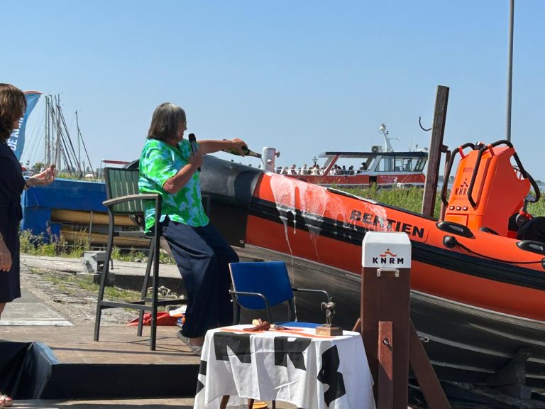 KNRM Marken neemt nieuwe reddingboot ‘Bertien’ in gebruik