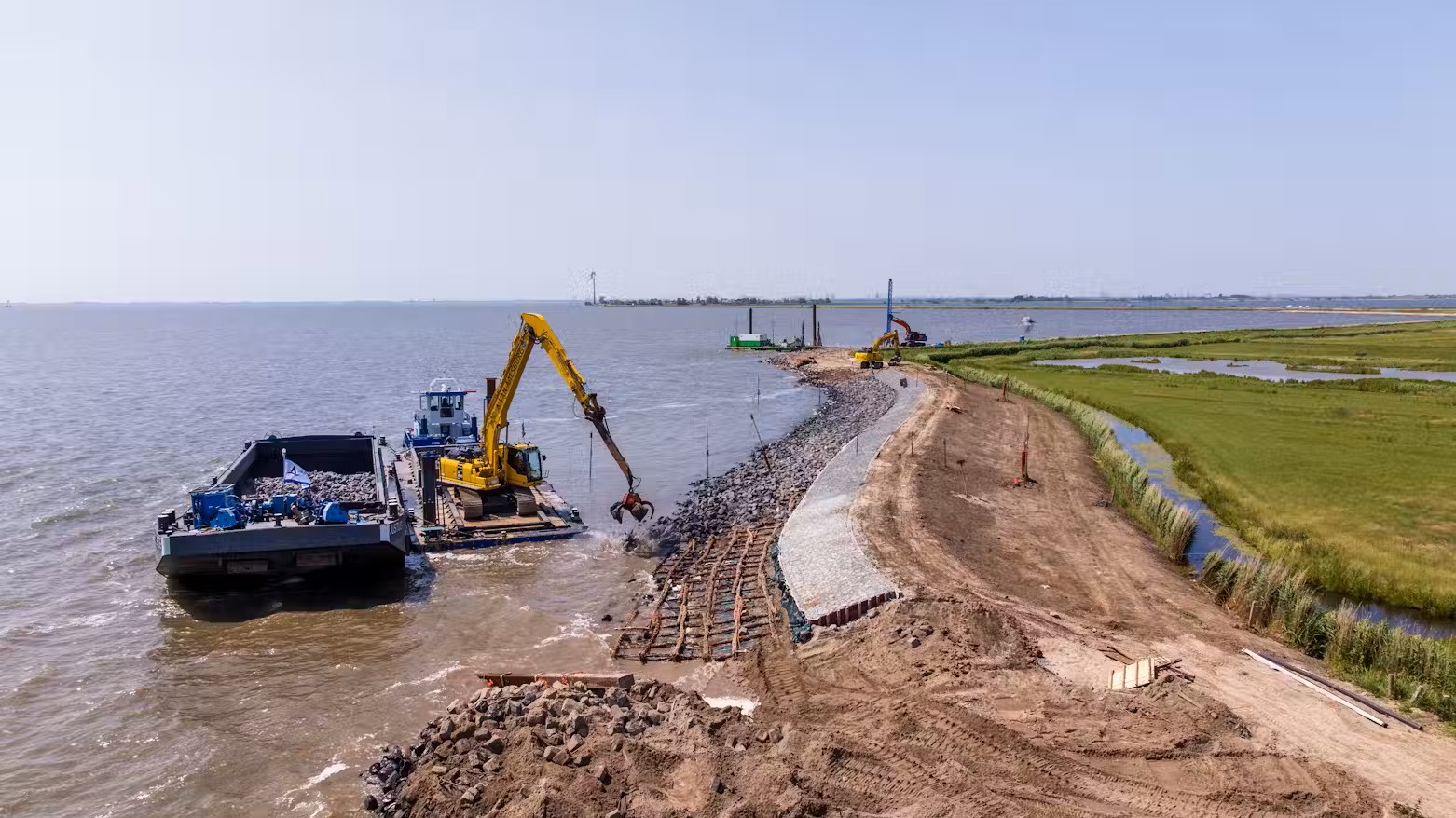 Zetstenen en stortstenen op Marken: frontlinie tegen golven en erosie