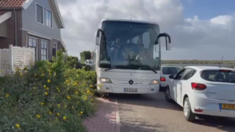 Grote bus over dijkweggetje: Uitdam lam door sluipverkeer vanwege dichte N247