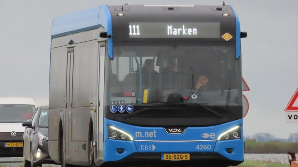 Bus 111 richting Marken heeft andere vertrekhalte bij Station Noord