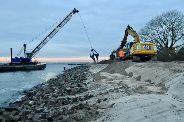 Vanochtend hebben we de laatste zandlaag bij de Rozewerf aangebracht.