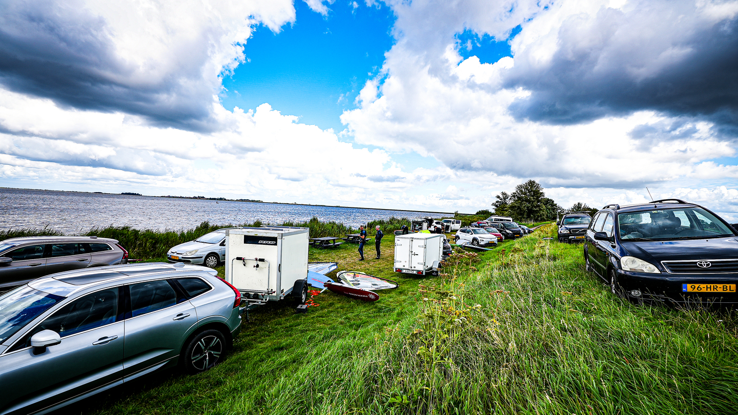 Waterland stelt windsurfers gerust: het strandje bij De Nes blijft